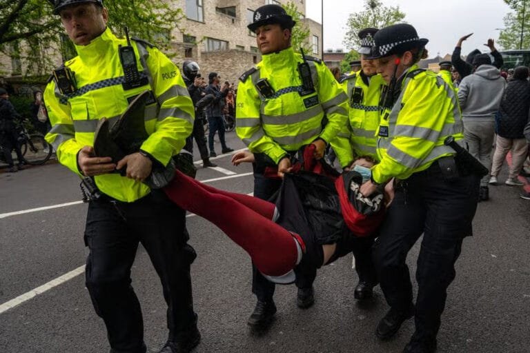 Peckham: Arrests after protesters thwart asylum seekers' coach transfer
